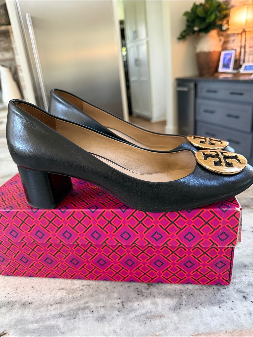 TORY BURCH Hope Pump black leather w/ Gold emblem sz 9.5 - Picture 3 of 6
